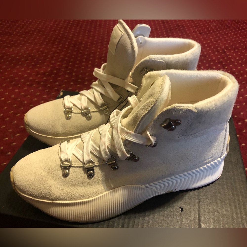Sorel. Outbabout sneaker boots. Women’s size 11 boot.